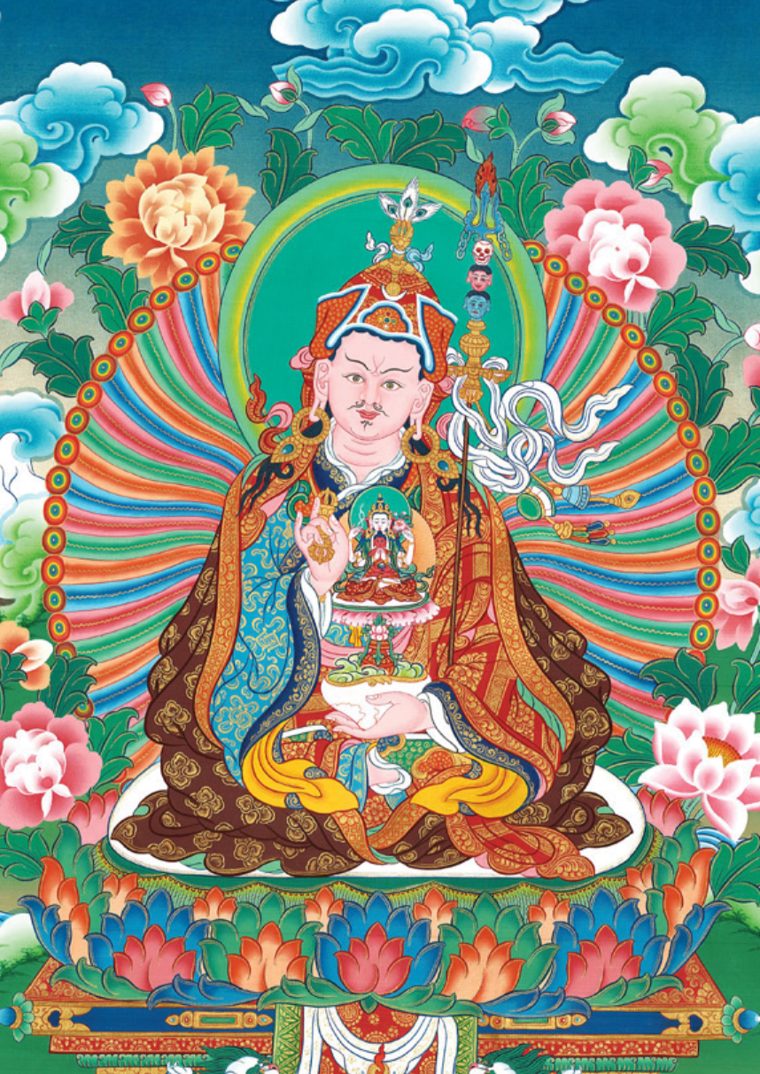Thangka Đạo Sư Tam Thân: Guru Rinpoche, tại tim là Quán Thế Âm Tứ Thủ
